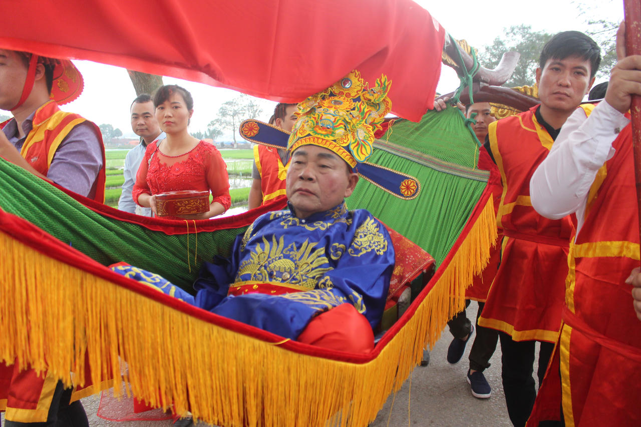 Đoàn người rước 'vua sống' kéo dài hàng km ở Hà Nội